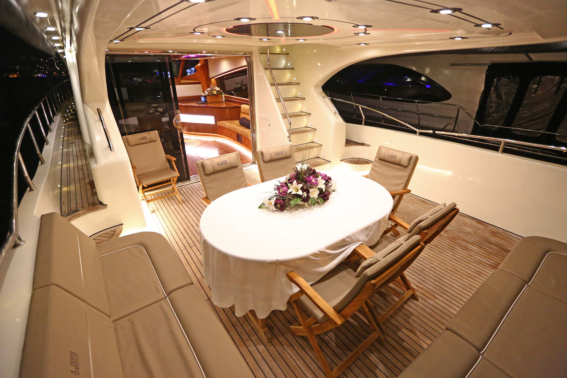 LUXURIOUS PRIVATE YACHT 
